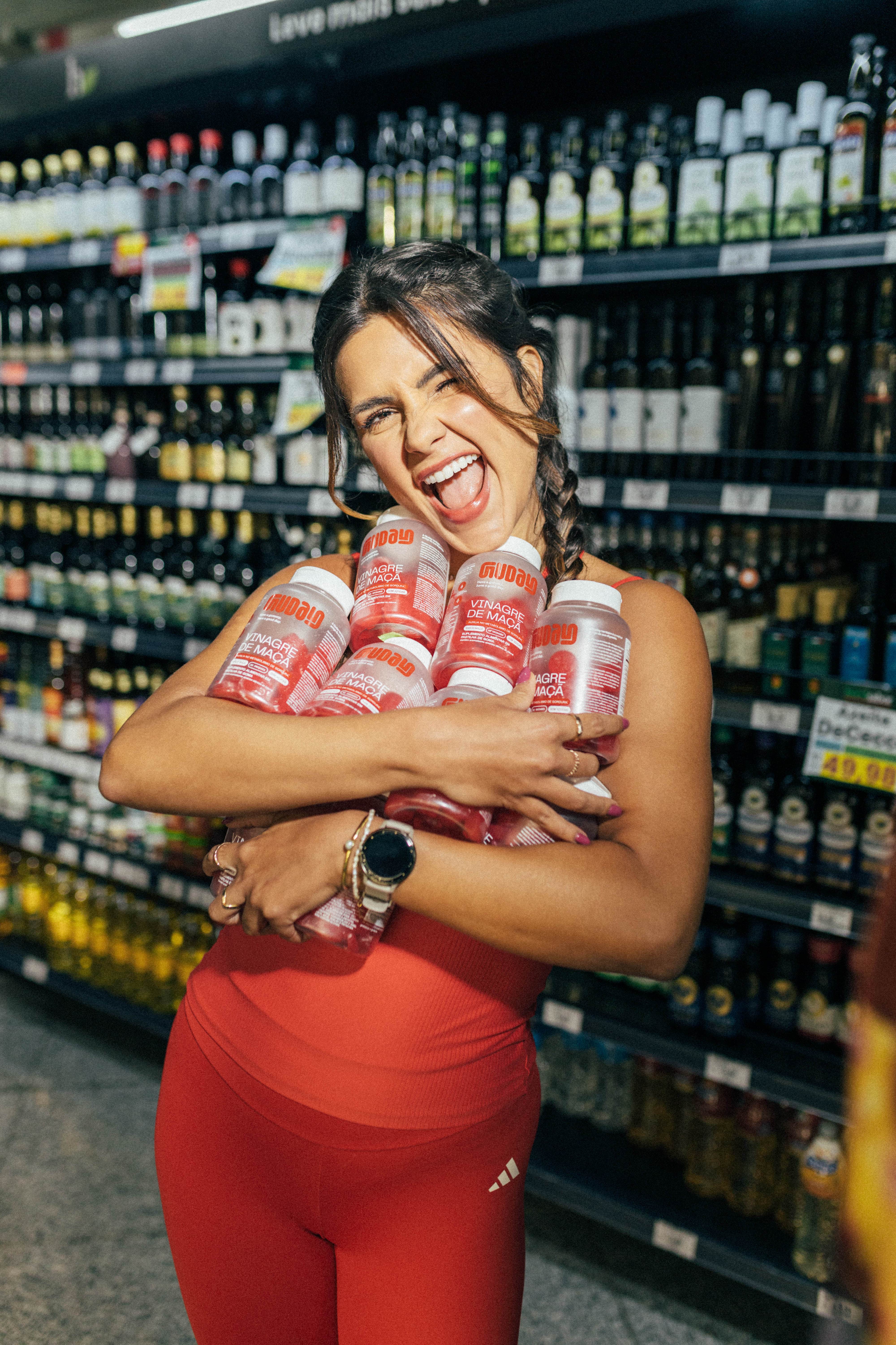 Vinagre de Maçã Guday - lifestyle modelo produto